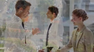 Kafkas iş adamı animasyonu ve akıllı telefon kullanan beyaz iş kadını üzerinden veri işleme. Küresel iş iletişimi ve finans kavramı dijital olarak oluşturulmuş video.