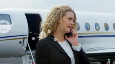 Kafkas iş kadınının akıllı telefondan konuştuğu ağ bağlantılarının animasyonu. Küresel iş ve dijital arayüz kavramı dijital olarak oluşturulmuş video.