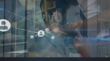 Kafkas işadamı üzerinden bağlantı ağının animasyonu. Küresel iş ve dijital arayüz kavramı dijital olarak oluşturulmuş video.