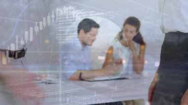 Dünya animasyonu, ikili kodlama ve iş adamı tokalaşması üzerine finansal veri işleme. Küresel iş, finans, bilgisayar ve veri işleme kavramı dijital olarak oluşturulmuş video.