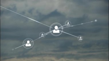 Gökyüzü üzerindeki bulutlarla bağlantı ağının animasyonu. Küresel iş, bağlantılar ve dijital arayüz kavramı dijital olarak oluşturulmuş video.