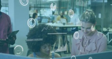 Muhtelif meslektaşların ofiste tartıştıkları veri işleme animasyonları. Bilgisayar arayüzü ve iş teknolojisi kavramı