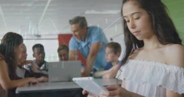 Elektronik cihazlar kullanan erkek öğretmenle farklı öğrencilerin veri işleme animasyonları. Küresel eğitim, bilgisayar ve veri işleme kavramı dijital olarak oluşturulmuş video.