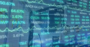 Çeşitli erkek ve kadın meslektaşların tartıştığı borsa verilerinin animasyonu. Küresel ekonomi ve iş teknolojisi kavramı