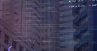 Şehir manzarası üzerinde veri işleme animasyonu. küresel iş ve dijital arayüz kavramı dijital olarak oluşturulmuş video.