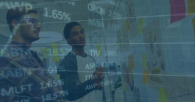 Ofisteki çeşitli iş adamları üzerinde veri işleme animasyonu. Küresel iş ve dijital arayüz kavramı dijital olarak oluşturulmuş video.