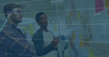 Ofisteki çeşitli iş adamları üzerinde veri işleme animasyonu. Küresel iş ve dijital arayüz kavramı dijital olarak oluşturulmuş video.