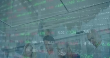 Ofisteki çeşitli iş adamları üzerinde veri işleme animasyonu. Küresel iş ve dijital arayüz kavramı dijital olarak oluşturulmuş video.
