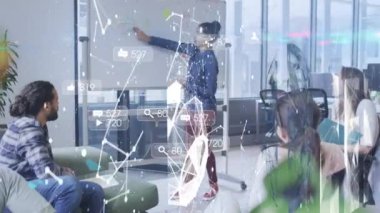 Ofisteki çeşitli iş adamları üzerinde ağ ve veri işleme animasyonları. Küresel iş, finans, bilgisayar ve veri işleme kavramı dijital olarak oluşturulmuş video.