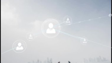 Gri gökyüzüne karşı profil simgeleri ağının animasyonu. Küresel ağ ve iş teknolojisi kavramı