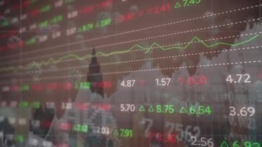 Virüs hücreleri üzerinde finansal veri işleme animasyonu. Küresel salgın, finans ve dijital arayüz kavramı dijital olarak oluşturulmuş video.