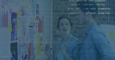 Kafkas iş adamlarının ofislerinde veri işleme animasyonu. Küresel iş ve dijital arayüz kavramı dijital olarak oluşturulmuş video.