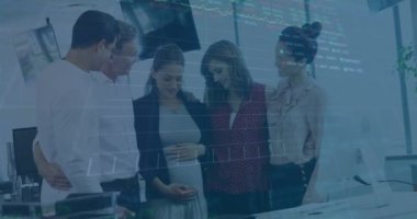 Muhtelif meslektaşların ofisindeki hamile kadınla konuşmaları üzerine finansal veri işleme animasyonu. Küresel ekonomi ve iş teknolojisi kavramı