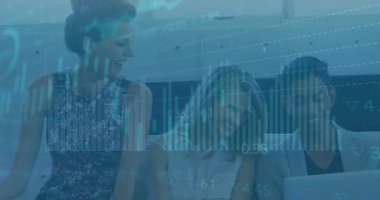 Ofisteki çeşitli iş adamları üzerinde veri işleme animasyonu. Küresel iş ve dijital arayüz kavramı dijital olarak oluşturulmuş video.