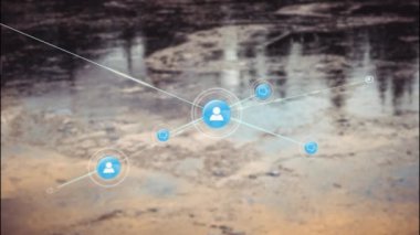 Sudaki yansıma üzerine simgelerle bağlantı ağının animasyonu. Küresel iş, bağlantılar ve dijital arayüz kavramı dijital olarak oluşturulmuş video.