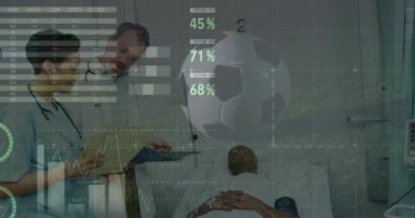 Afro-Amerikan erkek hasta ve beyaz doktorlar üzerinde veri işleme ve futbol animasyonları. Küresel tıp ve dijital arayüz kavramı dijital olarak oluşturulmuş video.