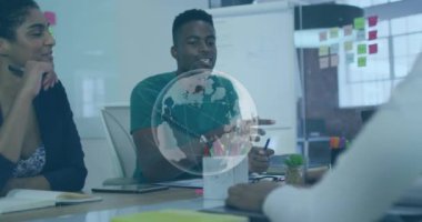 Afro-Amerikan bir adamın ofisteki meslektaşlarıyla konuşmasının animasyonu. Küresel ağ ve iş teknolojisi kavramı