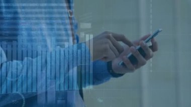 Akıllı telefon kullanan bir adamın finansal veri işleme animasyonu. Küresel teknoloji, finans ve dijital arayüz kavramı dijital olarak oluşturulmuş video.