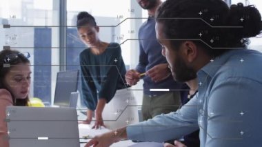 Ofisteki çeşitli iş adamları üzerinde veri işleme animasyonu. Küresel iş ve dijital arayüz kavramı dijital olarak oluşturulmuş video.