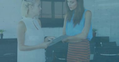 Ofiste tartışan iki farklı bayan meslektaşın istatistiksel veri işleme animasyonu. Küresel ekonomi ve iş teknolojisi kavramı