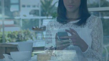 Akıllı telefon kullanan iki ırklı kadının finansal veri işleme animasyonu. Küresel teknoloji, finans ve dijital arayüz kavramı dijital olarak oluşturulmuş video.