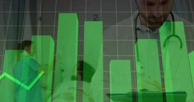 Kafkas doktorların hastalarıyla veri işleme animasyonu. Küresel tıp ve dijital arayüz kavramı dijital olarak oluşturulmuş video.