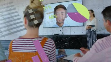 Ofiste sunum yapan Asyalı iş kadınının istatistiksel veri işleme animasyonu. İş veri teknolojisi kavramı