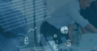 Ofiste gülümseyen beyaz adamın portresi üzerinde istatistiksel veri işleme animasyonu. İş veri teknolojisi kavramı