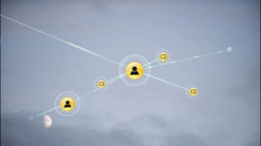 Gri gökyüzüne karşı dijital simge ağının animasyonu. Küresel ağ ve iş teknolojisi kavramı