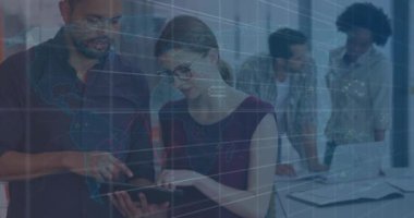 Ofisteki çeşitli iş adamları üzerinde veri işleme animasyonu. Küresel iş ve dijital arayüz kavramı dijital olarak oluşturulmuş video.