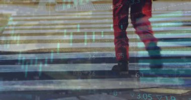 Karşıdan karşıya geçen adamın finansal veri işleme animasyonu. Küresel iş, finans, bilgisayar ve veri işleme kavramı dijital olarak oluşturulmuş video.