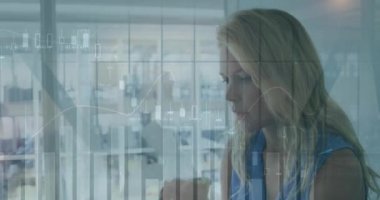 Kafkas iş kadınının ofisinde veri işleme animasyonu. Küresel iş ve dijital arayüz kavramı dijital olarak oluşturulmuş video.