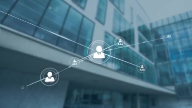 Fotoğraf, güneşli bir günde alçak bir açıdan görülen bir gökdeleni gösteriyor. Küresel iş dijital arayüzü teknolojisi ve dijital olarak oluşturulan ağ konsepti.