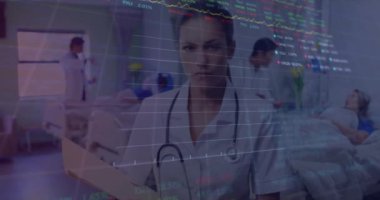 Muhtelif doktorların hastalarıyla veri işleme animasyonu. Küresel tıp ve dijital arayüz kavramı dijital olarak oluşturulmuş video.
