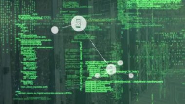 Sunucu odasının üzerinde bağlı simgelerin, bilgisayar dilinin ve devre kartı desenlerinin animasyonu. Dijital bileşik, çoklu pozlama, kodlama, iletişim, ağ, teknoloji ve ağ sunucusu.