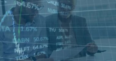 İki farklı iş adamı ve iş kadınının tartıştığı finansal veri işleme animasyonu. Küresel ekonomi ve iş teknolojisi kavramı
