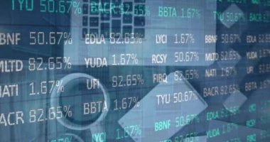 Ahşap yüzeydeki ofis ekipmanlarının üzerinde borsa veri işleme animasyonu. Küresel ekonomi ve iş teknolojisi kavramı