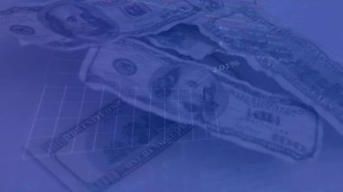 Banknotlar üzerinde veri işleme animasyonu. Küresel iş ve dijital arayüz kavramı dijital olarak oluşturulmuş video.
