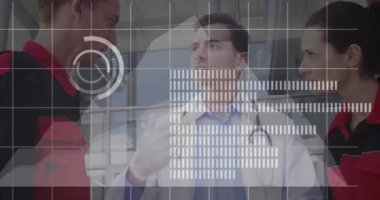 Telefon kulaklığı takan iş adamlarıyla ilgili istatistik ve veri işleme animasyonları. Küresel iş veri işleme ve dijital arayüz konsepti dijital olarak oluşturulmuş video.