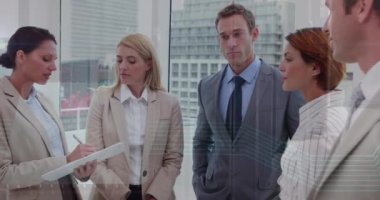 Ofiste iş adamları konuşuyor. Küresel iş veri işleme bağlantıları teknoloji ve dijital arayüz konsepti dijital olarak oluşturulmuş video.