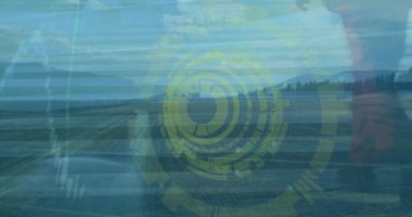 Yürüyen insanlar üzerinde veri işleme animasyonu. küresel iş ve dijital arayüz kavramı dijital olarak oluşturulmuş video.