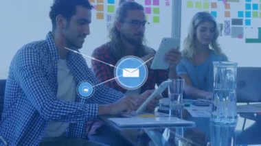 Ofiste çalışan iş adamlarının simgeleriyle bağlantı ağının animasyonu. Küresel iş, finans, bilgisayar ve veri işleme kavramı dijital olarak oluşturulmuş video.