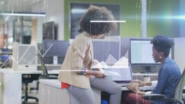 Ofisteki çeşitli iş adamları üzerinde finansal veri işleme animasyonu. Küresel iş, finans, bilgisayar ve veri işleme kavramı dijital olarak oluşturulmuş video.