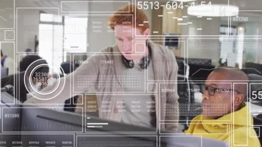 Ofisteki çeşitli iş adamları üzerinde veri işleme animasyonu. Küresel iş ve dijital arayüz kavramı dijital olarak oluşturulmuş video.