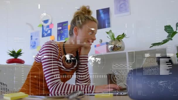 白人女性に対する財務データ処理のアニメーション グローバルビジネス デジタルインターフェイスの概念デジタル生成されたビデオ — ストック動画