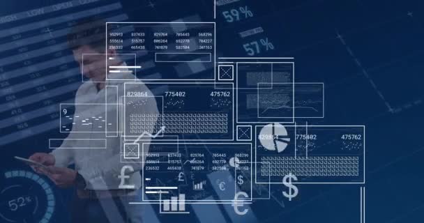 用平板电脑对高加索商人的金融数据处理进行动画化 全球商业 计算和数据处理概念 — 图库视频影像
