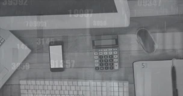 木製表面上のオフィス機器上のデータ処理や変更番号のアニメーション ビジネスデータ技術の概念 — ストック動画