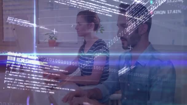 オフィスでコンピュータを使用して多様なビジネスの人々に対する金融データ処理のアニメーション グローバルビジネス デジタルインターフェイスの概念デジタル生成されたビデオ — ストック動画