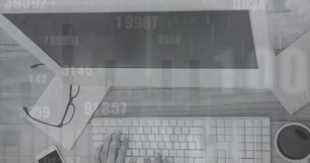 Tahta Masadaki Ofis Ekipmanları Üzerinden Istatistiksel Veri Işleme Değişen Numaraların — Stok video