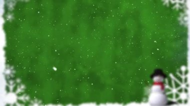 Kardan adam ve kar tanelerinin üzerine yağan kar animasyonu fotokopi alanı olan yeşil arkaplana karşı simgeler oluşturuyor. Noel şenliği ve kutlama konsepti